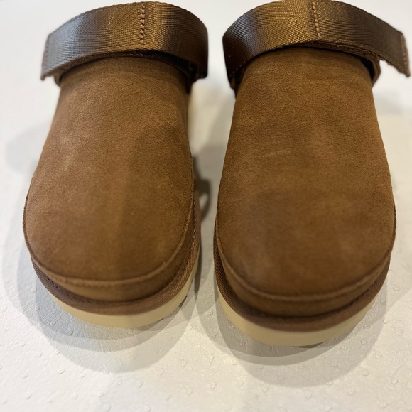 UGG Goldenstar Clog - Picture 2 of 9